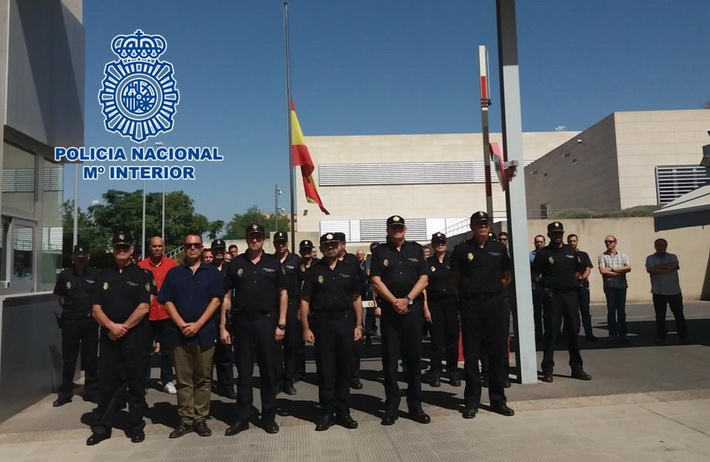 La Polica de Andaluca se suma al minuto de silencio por las vctimas del atentado, la Paz y contra el terrorismo.